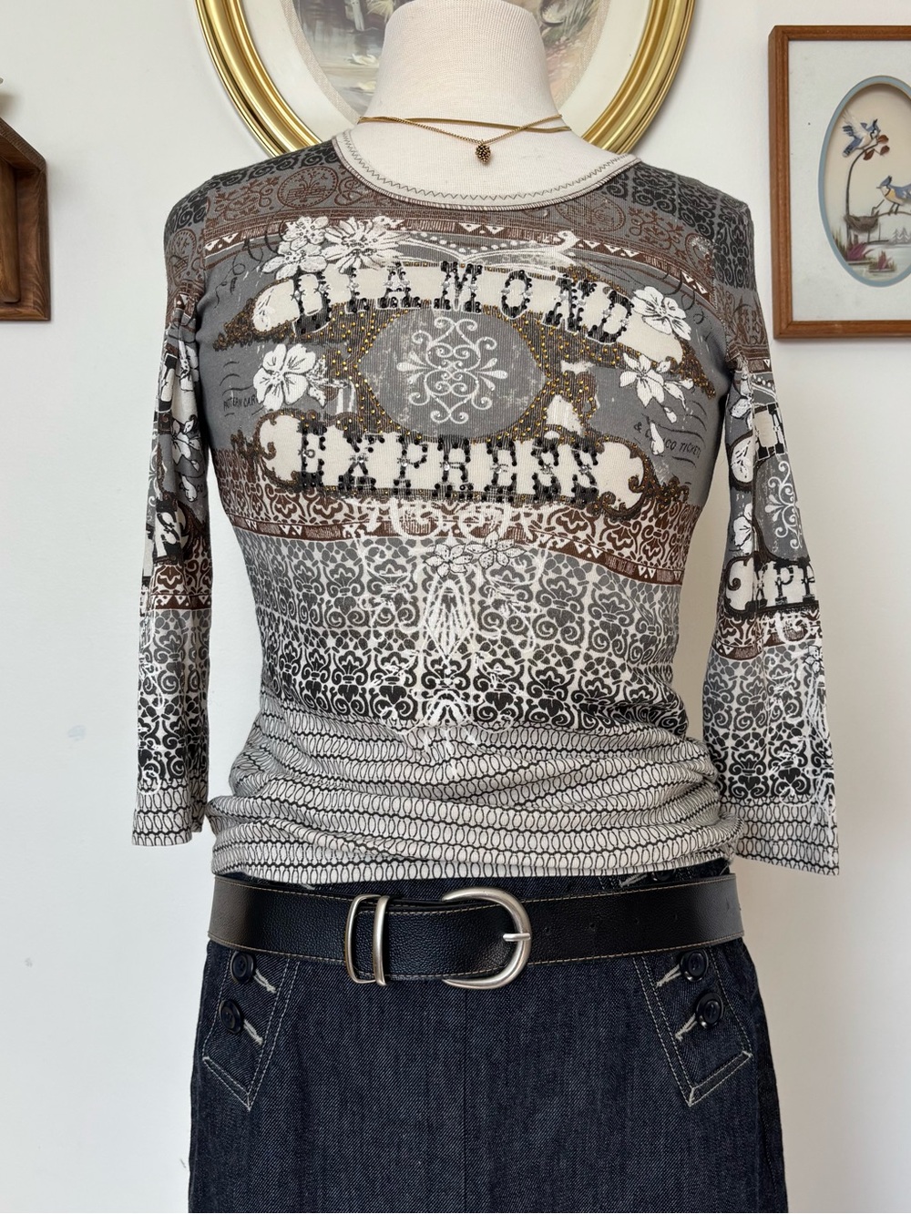 Y2K Skinny Minnie Grey Graphic Long-Sleeve Floral Tee with Gold Stud Accents